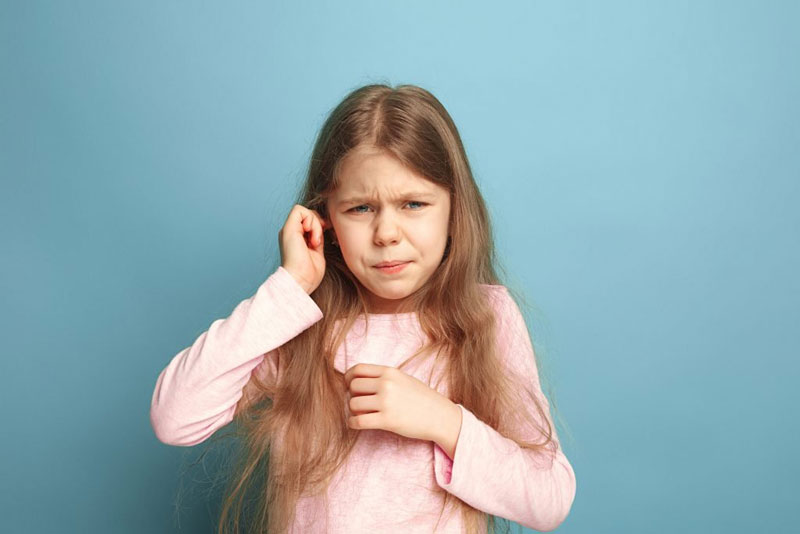 Suy giảm thính giác, đau nhức, chảy máu là biểu hiện khi có dị vật trong tai