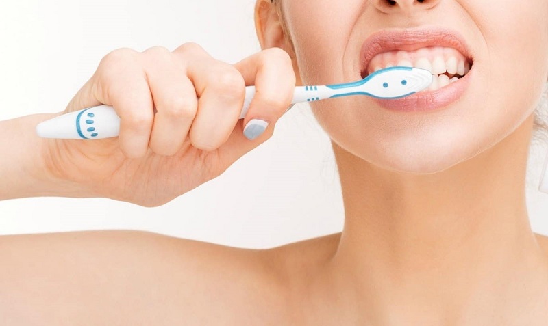 Đánh răng đúng cách sẽ hạn chế được nguy cơ nướu răng bị sưng đỏ