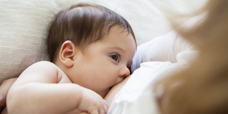 Mẹ nên cho trẻ bú sữa hoặc uống lạnh nhiều hơn khi bị viêm amidan