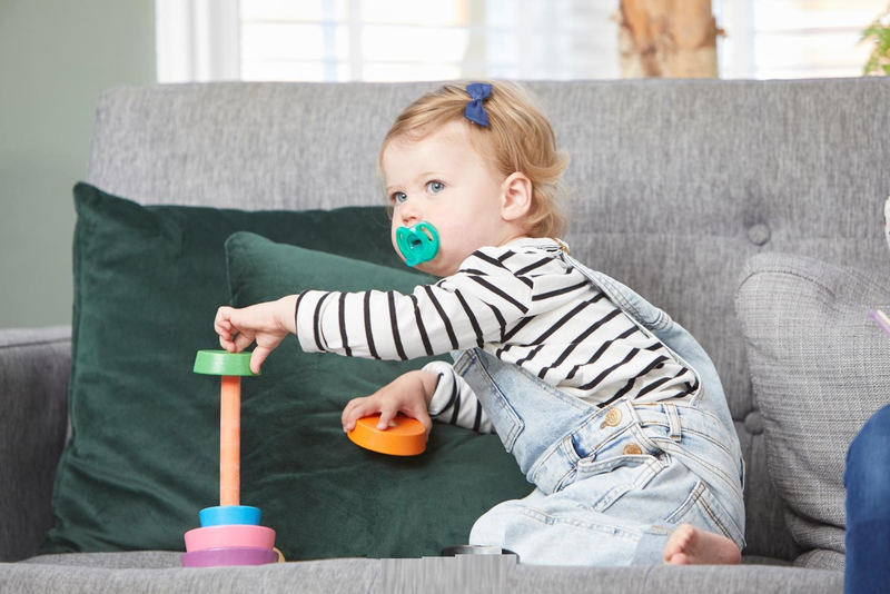  Trẻ có thể nhiễm giun sán do thói quen đưa đồ vật lên miệng