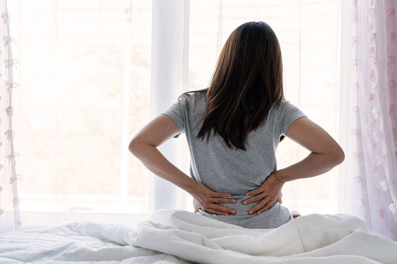 Ngủ dậy đau lưng gây khó chịu cho nhiều người
