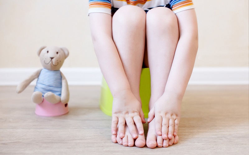 Trẻ bị bệnh trĩ thường ngồi bô rất lâu vì khó đi đại tiện