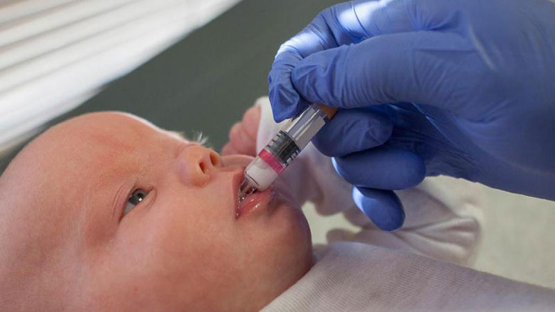 Sau khi cho con uống vắc xin Rota cha mẹ nên theo dõi kỹ các biểu hiện của trẻ để kịp thời xử trí bất thường (ít khi xảy ra)