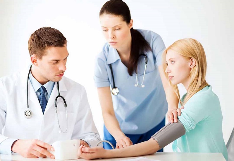 Bệnh nhân thường xuyên bị tăng huyết áp cần được khám và điều trị bởi bác sĩ chuyên khoa