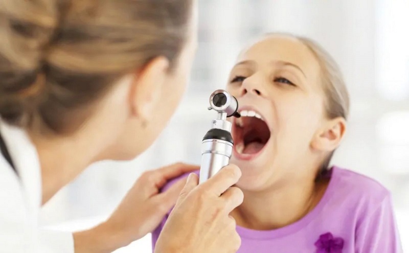 Người bệnh nên khám bác sĩ chuyên khoa tai mũi họng để có câu trả lời chính xác viêm amidan hốc mủ có nên cắt không