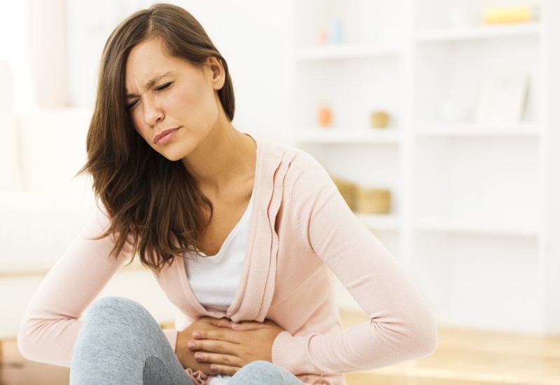 Đau bụng có thể là một trong những dấu hiệu của bệnh u đại tràng góc gan