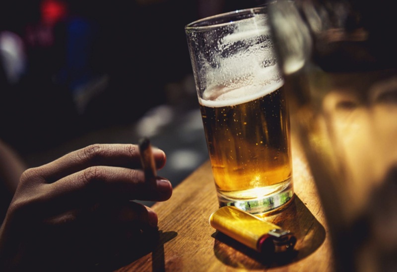 Thói quen uống nhiều rượu bia cũng có thể làm tăng nguy cơ bị bệnh