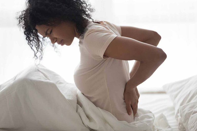 Cơn đau lưng xảy ra ở cả hai trường hợp sinh thường và sinh mổ