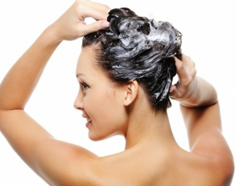  Dùng dầu gội thích hợp cũng giúp giảm tình trạng rụng tóc nhiều