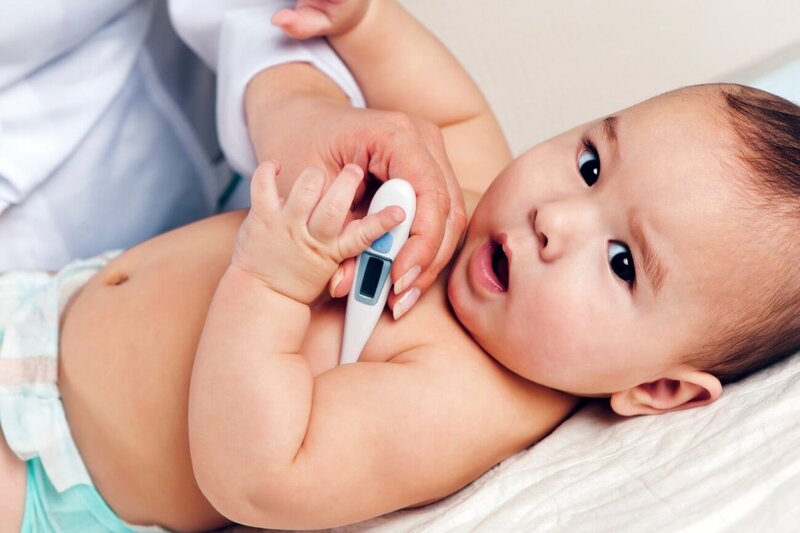  Nhiễm trùng sơ sinh sớm có thể khiến trẻ sốt cao nguy hiểm