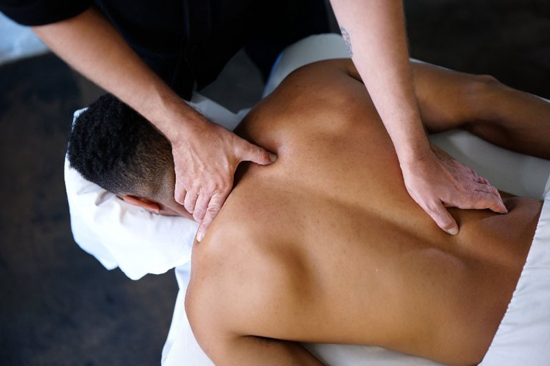 Vận dụng liệu pháp massage điều trị đau thần kinh tọa