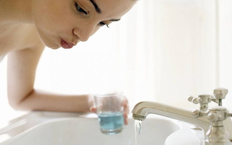 Nên súc miệng, rửa sạch đường mũi họng bằng nước muối để hạn chế viêm họng
