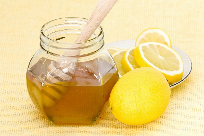 Để cải thiện tình trạng ho có đờm, làm dịu cổ họng bạn nên dùng chanh, mật ong pha với nước ấm để uống