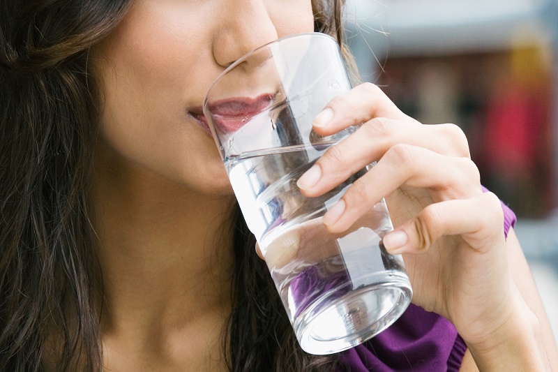 Cách trị tiêu đờm đơn giản nhất mà bạn nên áp dụng đó là uống nhiều nước, nhất là nước ấm