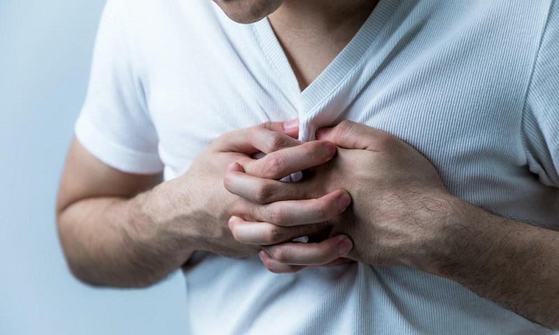 Đau tức ở ngực là dấu hiệu người bệnh có thể gặp phải khi bị mỡ trong máu cao
