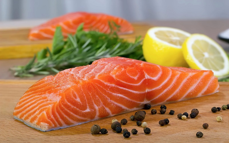 Cá hồi chứa nhiều omega 3 tốt cho sức khỏe của người bị thiếu máu não