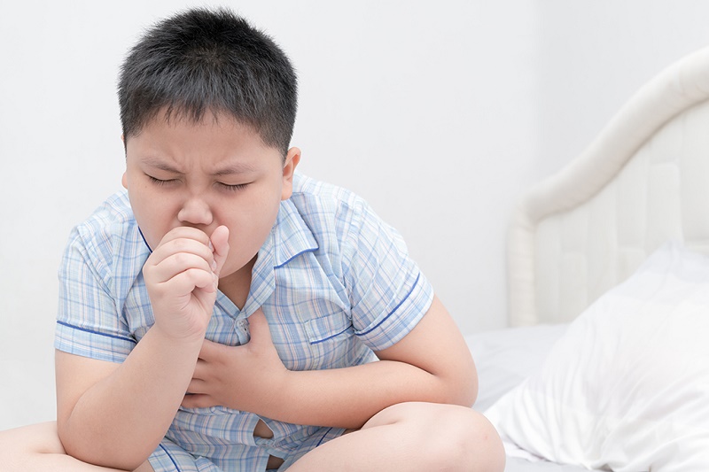 Virus SARS-CoV-2 gây ảnh hưởng đến phổi khiến trẻ sẽ xuất hiện các triệu chứng đau họng, ho kéo dài