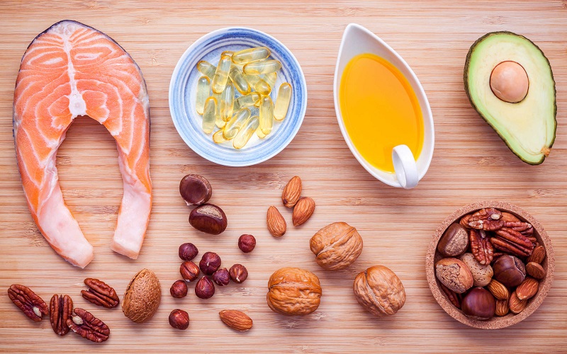 Vitamin B có nhiều trong thịt, cá, trứng, sữa và các loại hạt
