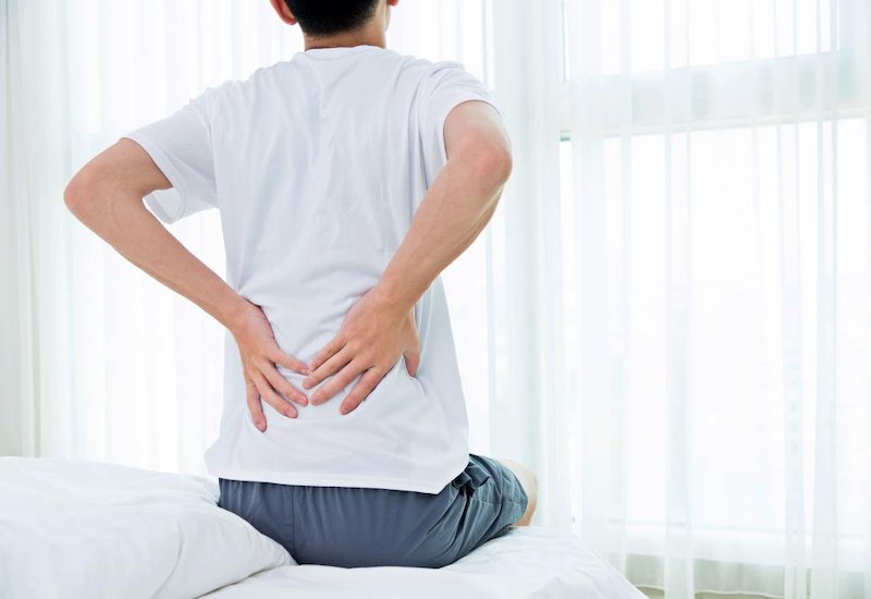 Bệnh nhân có thể bị đau âm ỉ vùng xương mu, vùng bụng dưới và khu vực thắt lưng