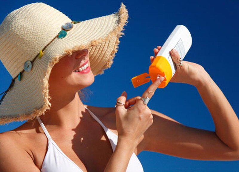 Cần có bảo vệ da bằng kem chống nắng khi ra ngoài trời nắng