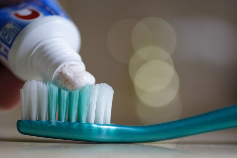 Dùng kem đánh răng chứa chất oxy hóa mạnh là cách làm trắng răng hiệu quả tại nhà
