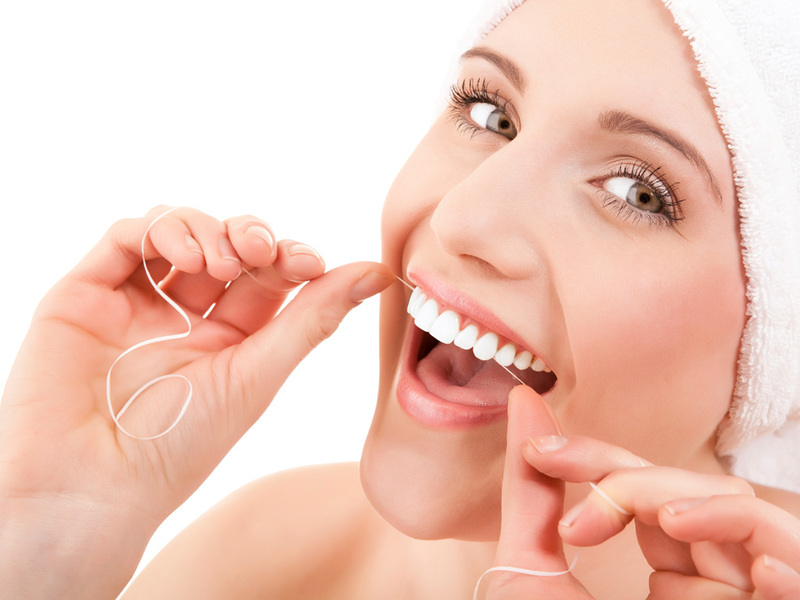 Chỉ nha khoa làm sạch các kẽ răng tốt hơn bàn chải đánh răng