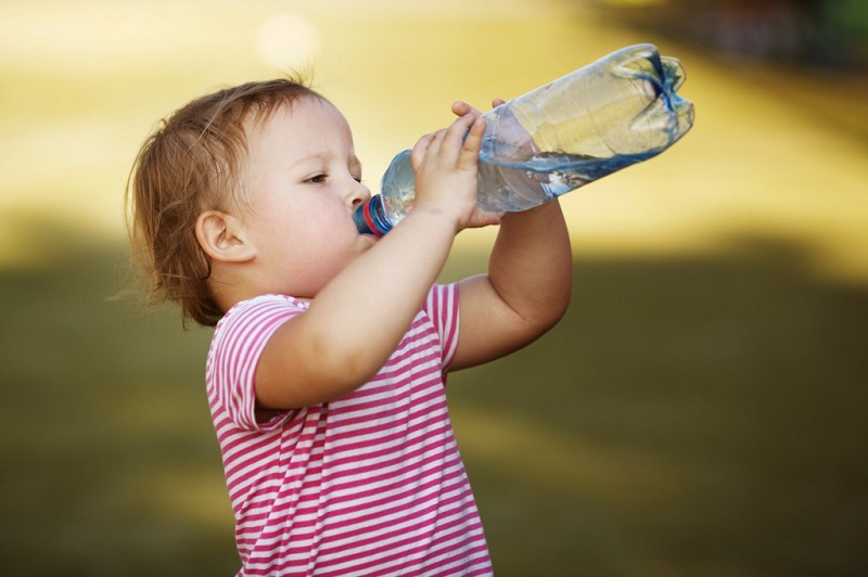 Trẻ nên uống đủ nước mỗi ngày