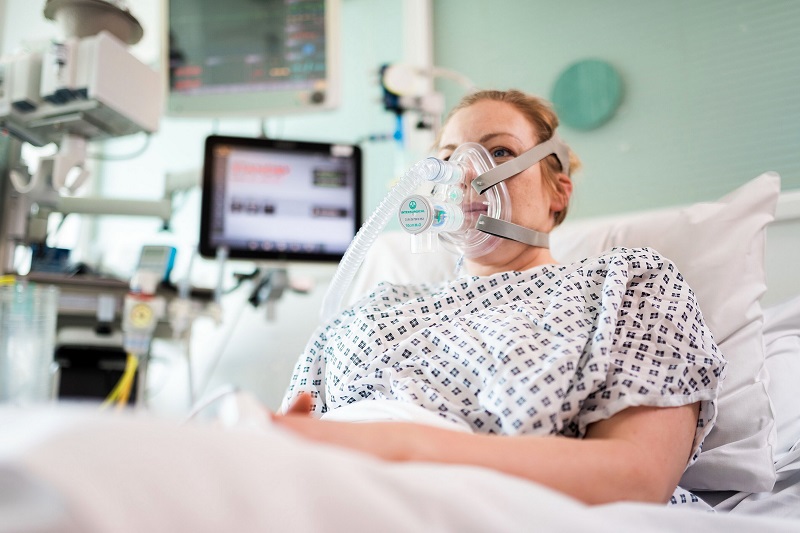 Bệnh nhân điều trị hội chứng suy hô hấp cấp tiến triển bằng phương pháp thở máy