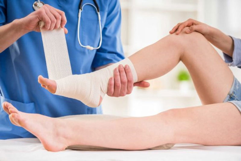 Một số bệnh nhân được chỉ định đi hút dịch khớp cổ chân