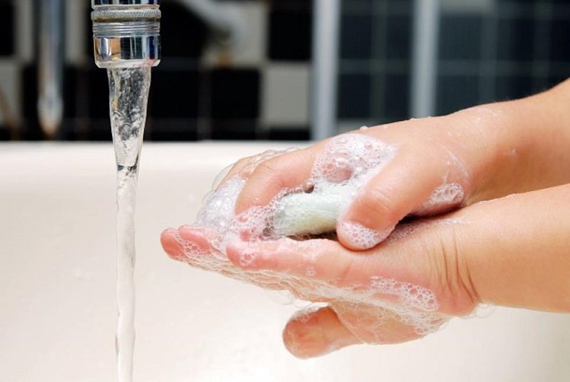 Thường xuyên rửa tay sạch sẽ là một cách để trẻ phòng tránh nguy cơ mắc bệnh sởi