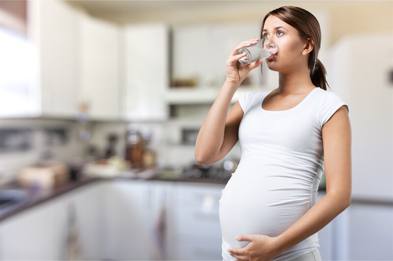 Uống nhiều nước giúp hạ sốt, mẹ bầu sẽ cảm thấy thoải mái dễ thở hơn