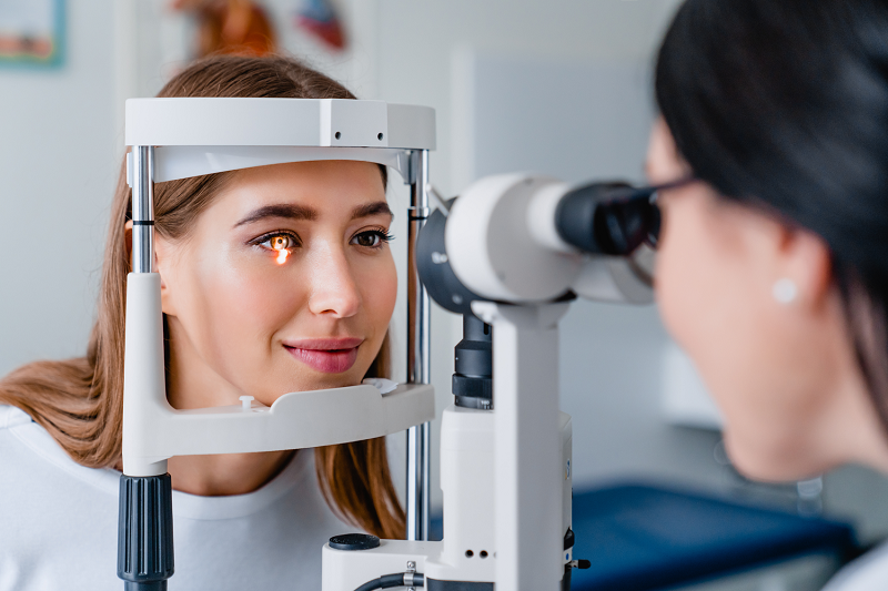 Người bệnh nên khám bác sĩ chuyên khoa mắt để có câu trả lời chính xác loạn thị có tăng độ không