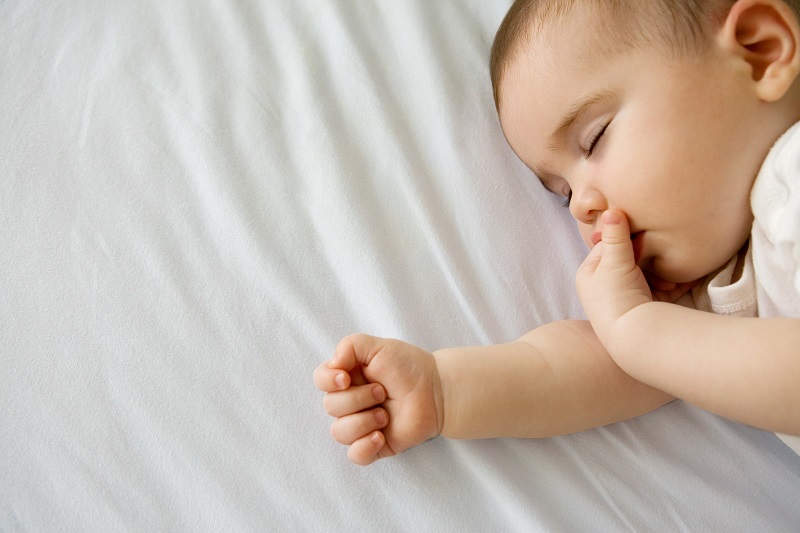 Trẻ ngủ sai tư thế với đầu kê thấp cũng có thể là lý do dẫn đến các cơn ho ban đêm
