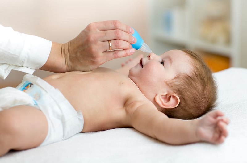 Rửa mũi cho trẻ bằng nước mũi sinh lý trước khi ngủ để giảm tình trạng ho