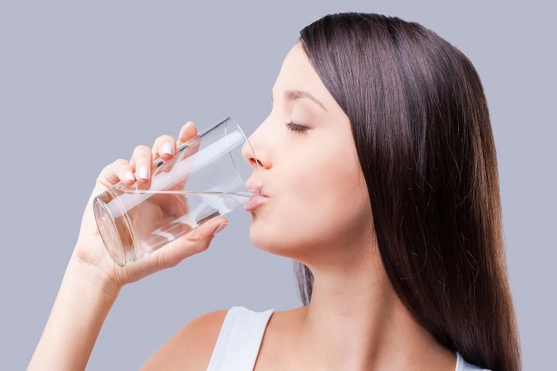 Uống nhiều nước là cách đơn giản để làm loãng và loại bỏ dịch đờm ra khỏi cổ họng