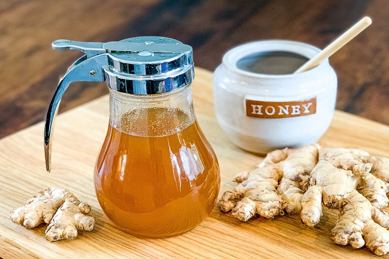 Thức uống từ mật ong và gừng sẽ giúp bạn giảm bớt đờm ở cổ họng
