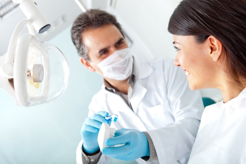Thăm khám nha sĩ để được lợi ích của việc lấy cao răng là gì sẽ giúp bạn biết cách chăm sóc sức khỏe răng miệng tốt nhất