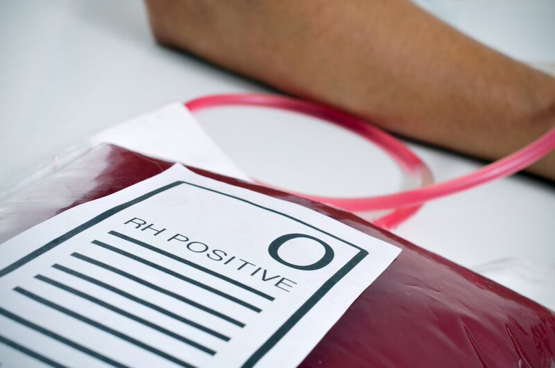 Truyền hồng cầu lắng để bù máu cho bệnh nhân thiếu máu nặng