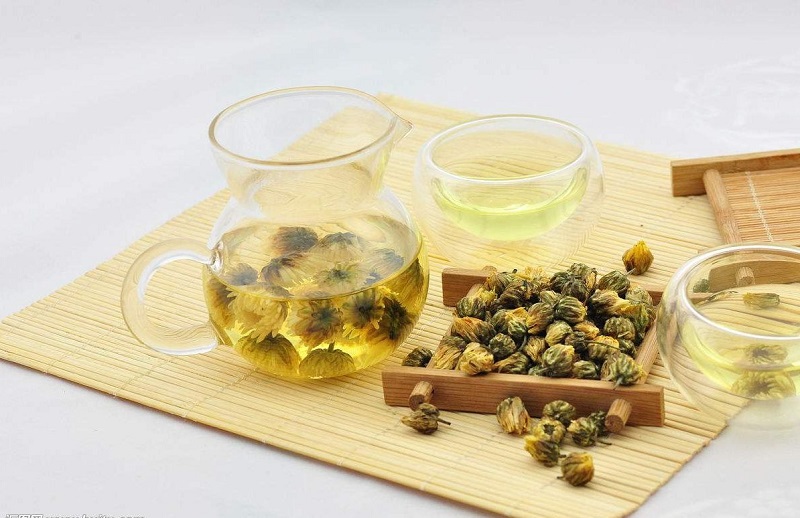 Uống trà hoa cúc là cách trị tiêu chảy tại nhà tương đối an toàn