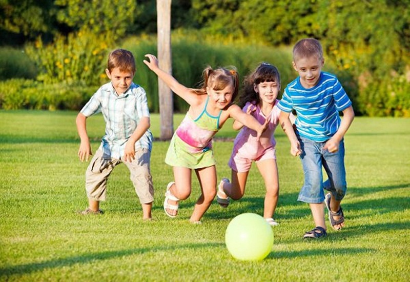 Trẻ vận động nhiều vào mùa hè dễ gây tăng tiết mồ hôi và nổi rôm sảy