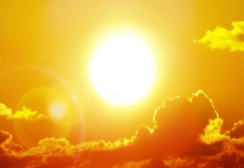 Hạn chế tiếp xúc với ánh nắng mặt trời trong khoảng thời gian từ 11 giờ trưa đến 16 giờ chiều