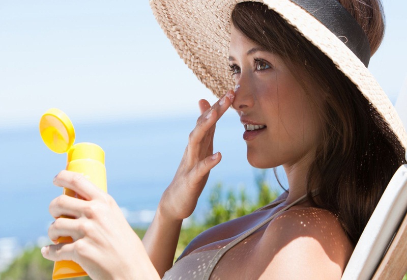 Cần bôi kem chống nắng để bảo vệ làn da của bạn khi tiếp xúc với ánh nắng mặt trời