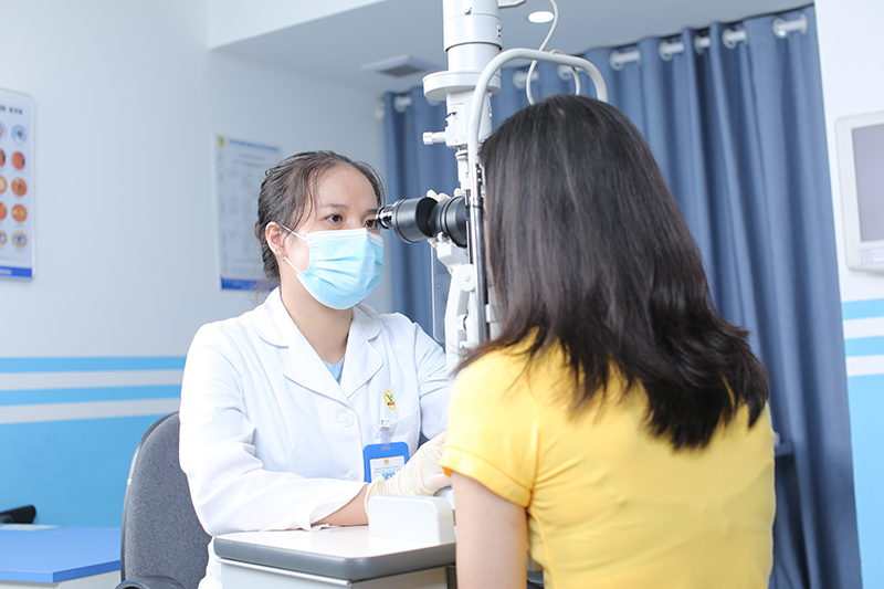 Bác sĩ khám mắt cho người bệnh tại Bệnh viện Đa khoa MEDLATEC