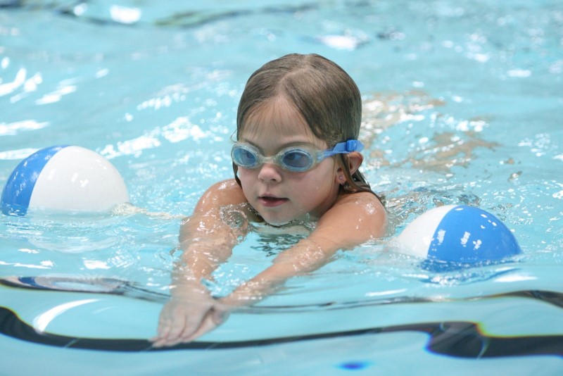 Bơi lội là phương pháp luyện cơ thân tốt nhất cho bệnh nhân xương thủy tinh