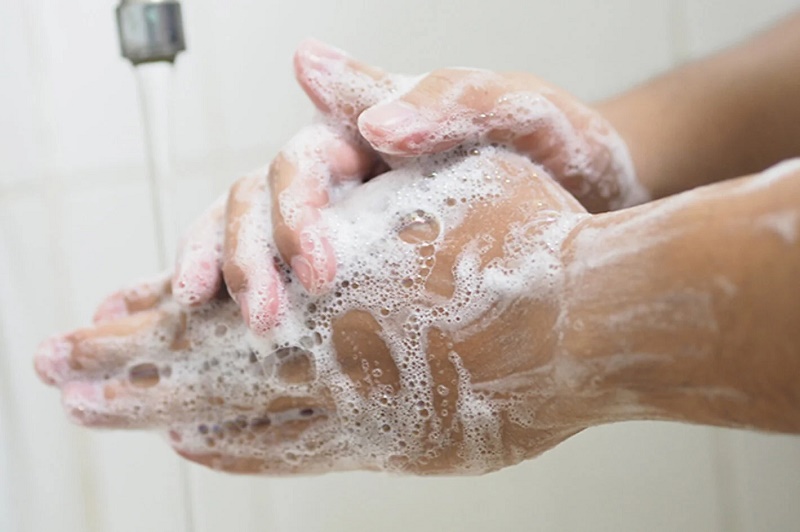 Rửa tay trước khi ăn và sau khi đi vệ sinh để loại bỏ tác nhân gây bệnh bám dính vào thức ăn  
