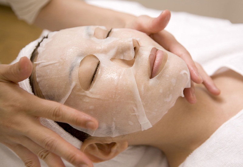 Đắp mặt nạ để cung cấp dưỡng chất và độ ẩm cho da