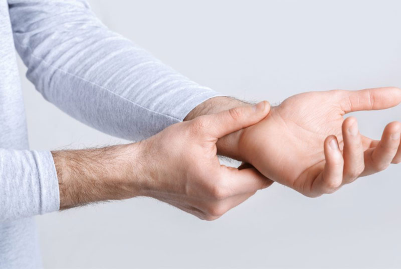 Bệnh nhân mắc hội chứng Pancoast thường cảm thấy bàn tay yếu