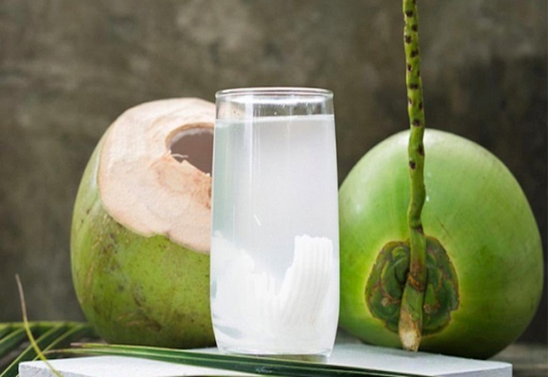 Uống nước dừa là phương pháp hạ sốt hiệu quả