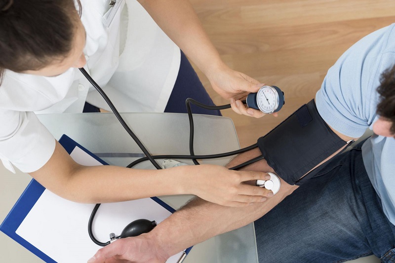 Khi băn khoăn chưa biết nên đo huyết áp tay nào người bệnh nên tham vấn ý kiến bác sĩ để biết cách đo đúng
