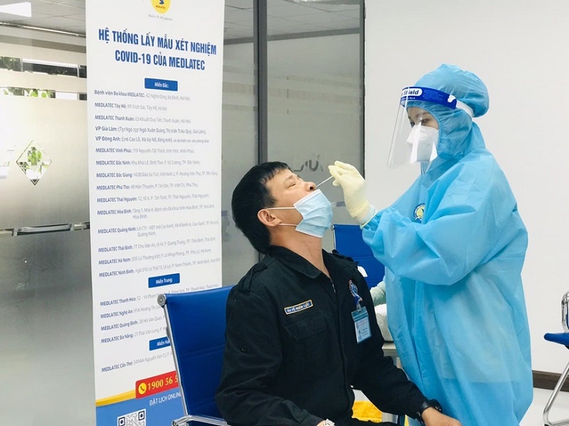 Nhân viên y tế của MEDLATEC thực hiện lấy mẫu xét nghiệm PCR tại Lạng Sơn luôn chấp hành đầy đủ nguyên tắc an toàn mùa dịch